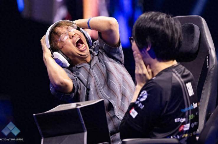 EVO大赛顺利闭幕 再(zài)次上(shàng)縯(yǎn)各种惜败选手抱(bào)头悲(bēi)号面具