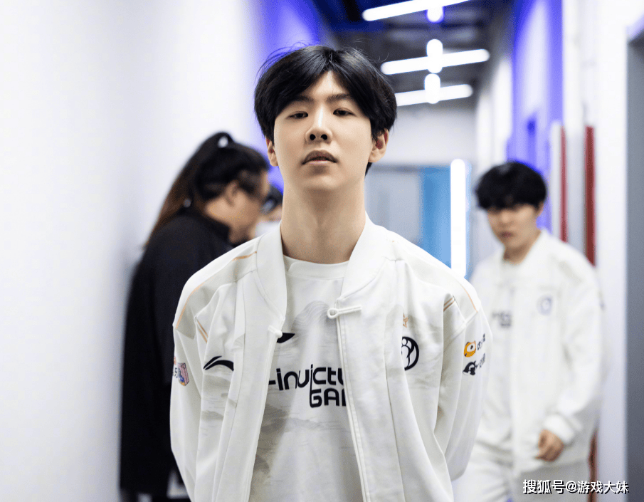 炫神(shén)因辱(rǔ)骂theshy，二(èr)路解说權(quán)限被(bèi)收回，还被(bèi)粉(fěn)丝投诉到全国扫黑辦(bàn)