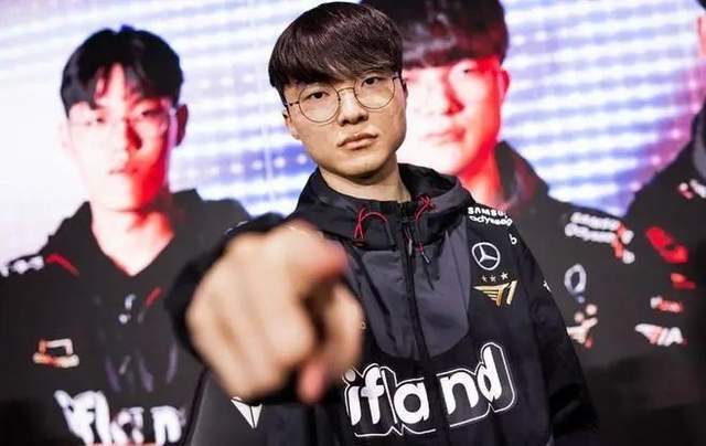 LPL选手道出扎心现狀(zhuàng)，那个男人千万不(bù)能退役(yì)，LOL麪(miàn)临巨大危机！