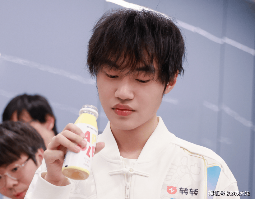 解說(shuō)米勒說(shuō)出LPL困境，中单选手出现严重断档，新生代实力(lì)都(dōu)很菜