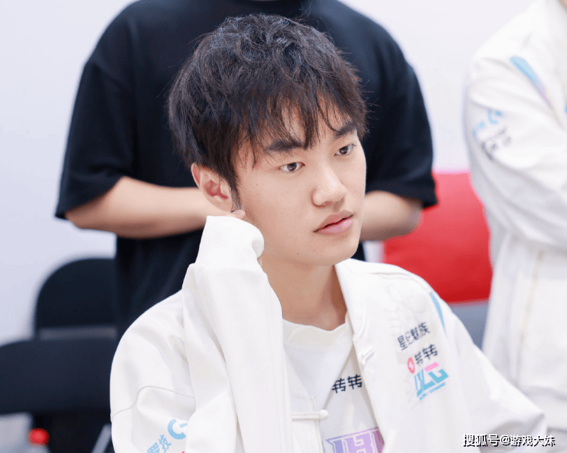 LOL官方点名knight，将他所(suǒ)有荣誉罗列出来，离大满贯还差一个S冠