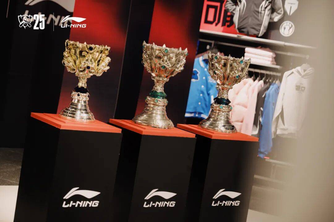 EDG x 李宁奖杯巡展活动开启,我们共同为LPL战队打call!