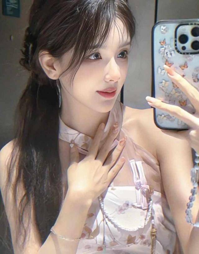 S15赛事解说Rita新中式造型出圈 网友直呼塔子姐好美